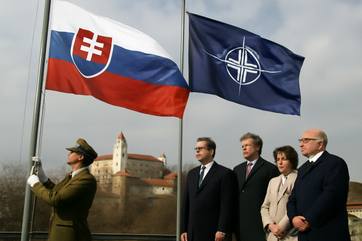 Slovensko vstúpilo do NATO ako plnoprávny člen