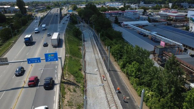 Modernizácia električkovej trate v košickej mestskej časti Nad jazerom pokračuje podľa plánu.