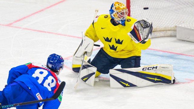 Slovensko po prvej tretine záverečného duelu B-skupiny MS vo Fribourgu remizuje so Švédskom 1:1.