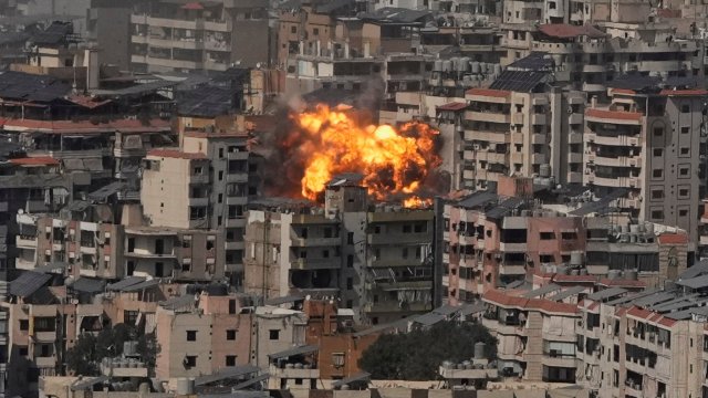 Počet obetí stredajších izraelských útokov v Libanone stúpol na 357, zranených je najmenej 1223 ľudí.