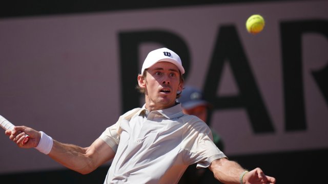 Roland Garros priniesol prekvapenia: 17-ročný Francúz Moise Kouame zdolal Marina Čiliča a stal sa najmladším víťazom zápasu v mužskej dvojhre od roku 1991.