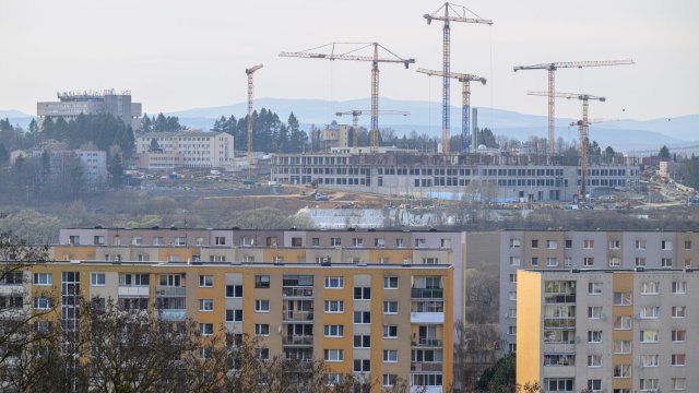 Premiér Robert Fico po kontrole stavby potvrdil pokračovanie výstavby novej nemocnice v Prešove.