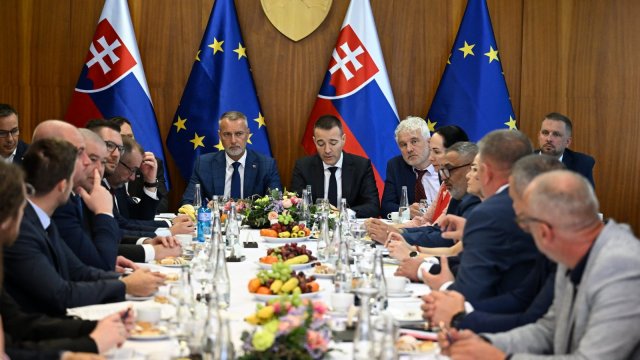 V Trebišove na východe Slovenska rokovali zástupcovia viacerých rezortov a parlamentu o nadrezortnom postupe proti generačnej chudobe v marginalizovaných komunitách.