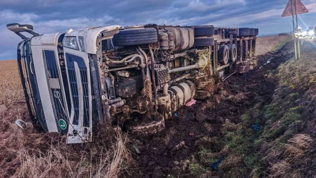 Na ceste od Sečoviec smerom na Dargov pri Košiciach sa po prevrátení kamiónu do priekopy jazdí len v jednom pruhu