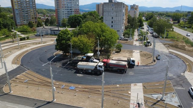 V košickom Nad jazerom pokračuje modernizácia električkovej trate: finišujú práce na obratisku Važecká a montujú sa prístrešky na nástupištiach.