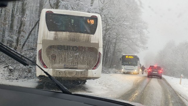 Autobus pri Slanci skončil mimo cesty, vodiči stoja...