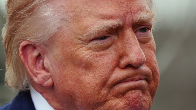 USA podľa prezidenta Donalda Trumpa zvažujú obnovenie útokov na Irán, ak víkendové priame rokovania v Islamabade neprinesú dohodu.