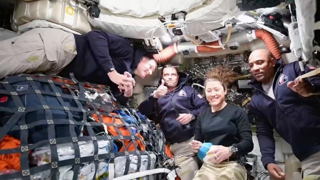 Misia Artemis 2 je späť: štvorčlenná posádka po 10 dňoch a rekordnom oblete Mesiaca bezpečne pristála v Tichom oceáne