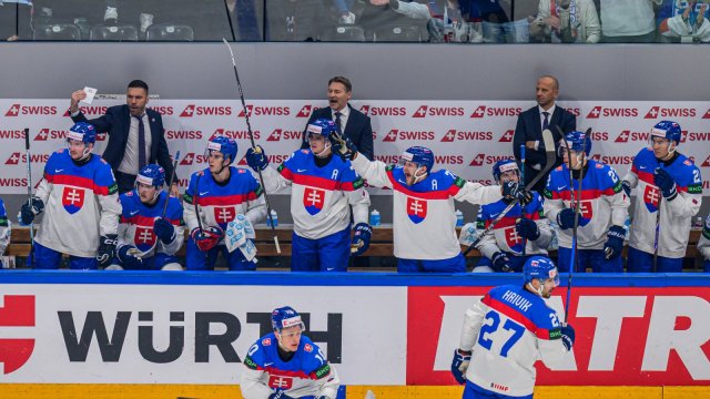 Slovensko v záverečnom zápase B-skupiny MS vo Fribourgu prehráva so Švédskom po druhej tretine 2:3.
