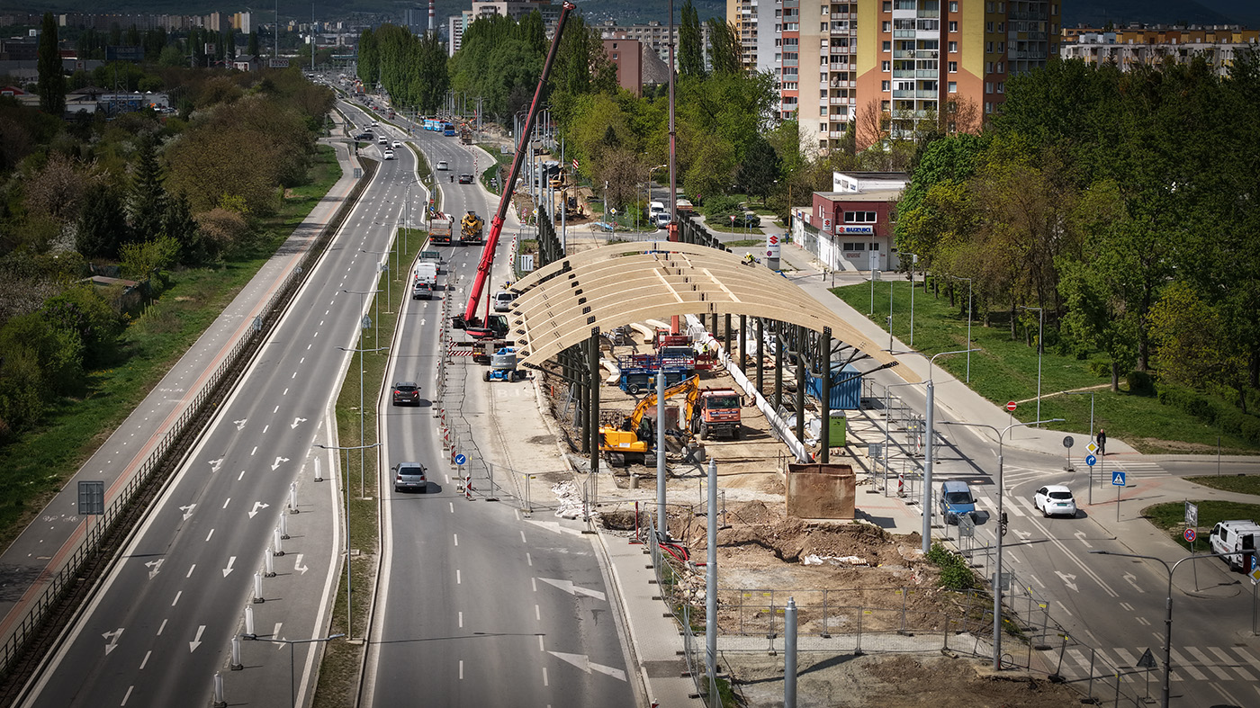 Náhľad videa Dominanta novej električkovej trate na sídlisku Nad jazerom už prekrýva budúce nástupištia